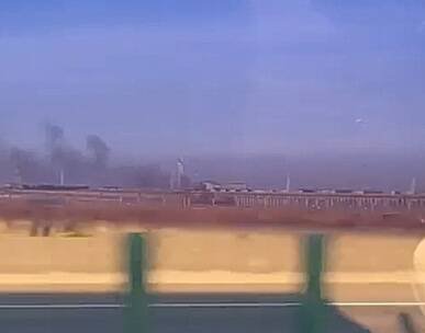 彰滨仑尾区海上光电板冒烟，从台61线就可以看到。（民众提供）