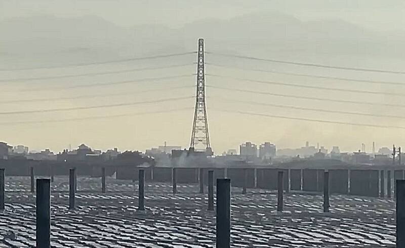 彰滨仑尾区海上光电板冒烟，并没有明火。（民众提供）