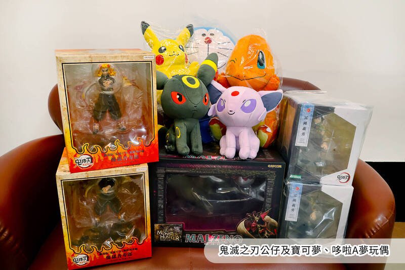 曾男仓库的、「宝可梦」、「哆啦A梦」等公仔玩具，行政执行署嘉义分署将于11月11日拍卖。（嘉义分署提供）