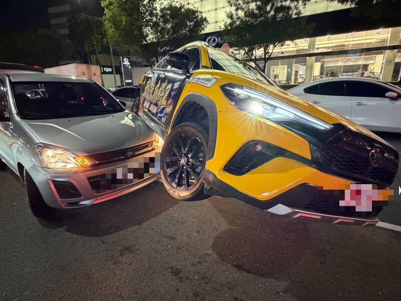 小黄「骑上」私家休旅车。（读者提供）