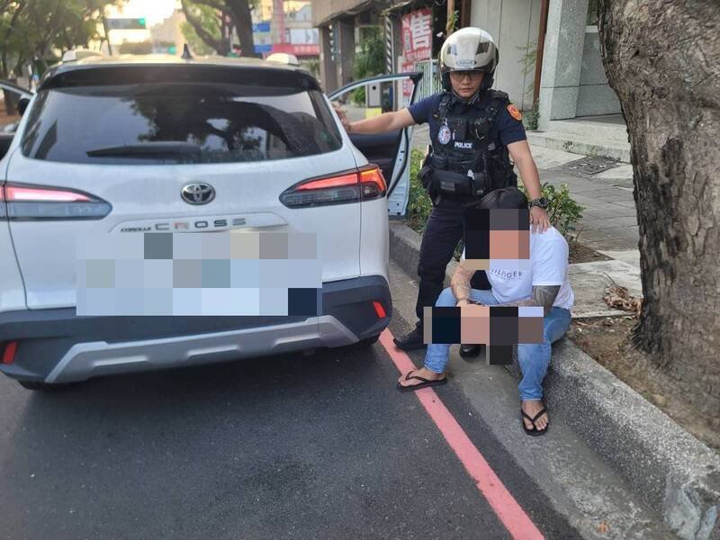 高雄林男口香糖包装藏枪管，警再于车内搜出手枪、子弹。（民众提供）