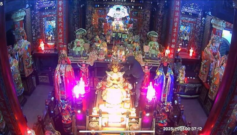宜兰县南方澳进安宫5日凌晨被人入侵，洗劫珊瑚妈祖神像上近3千万元的黄金项链与珊瑚配件。（庙方提供）