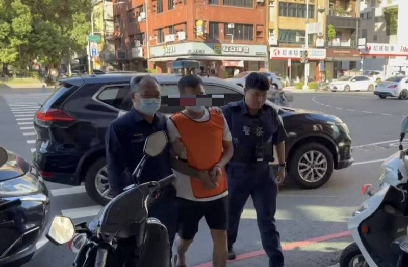 江姓男子假卖戒指掩人耳目窃3条金项链市值50万被逮。（民众提供）