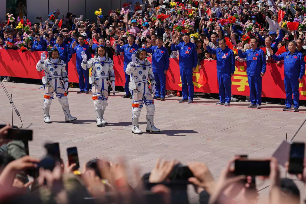 疑遭太空碎片撞击,中国神舟二十号飞船推迟返航