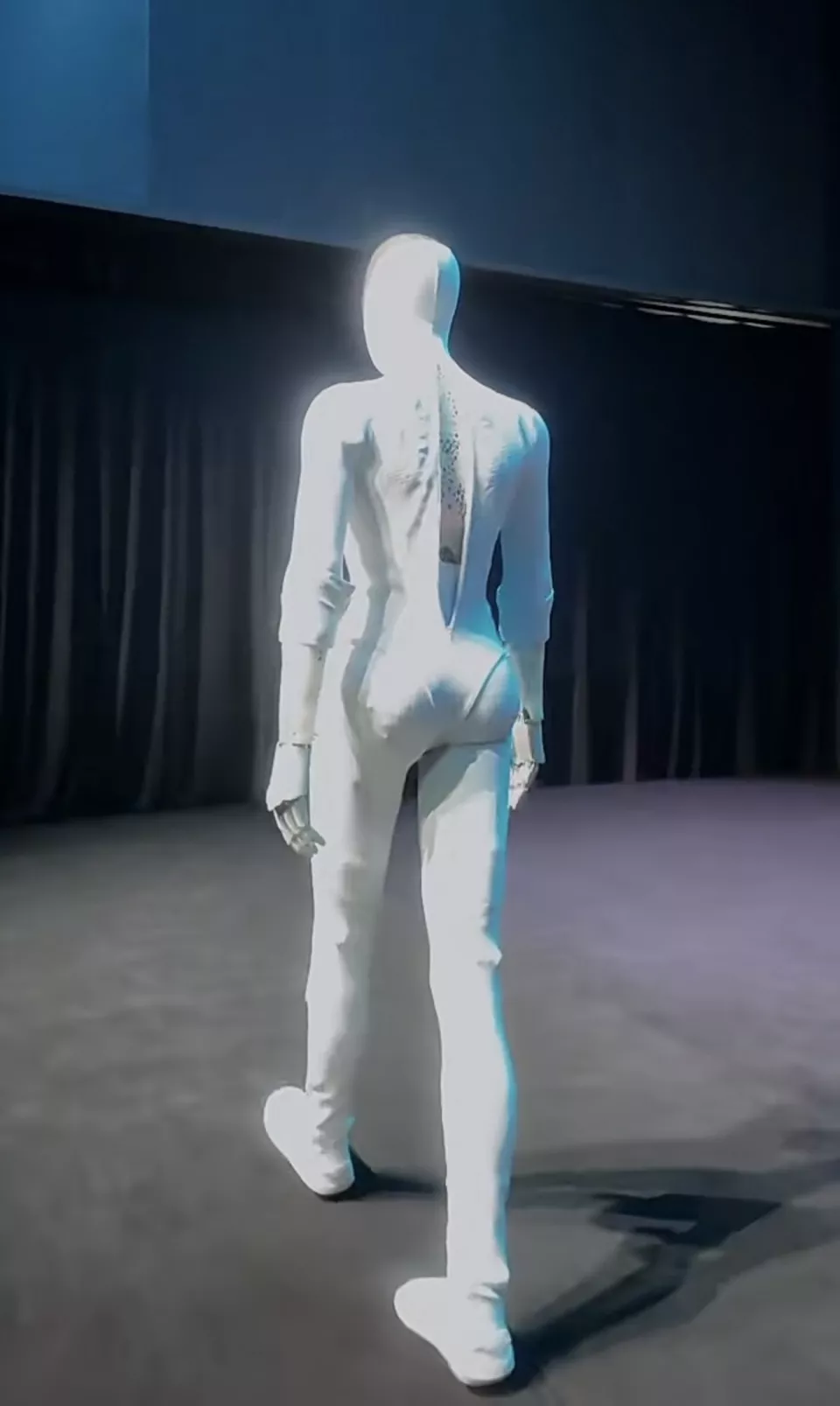 小鹏机器人里藏了真人？何小鹏发一镜到底视频