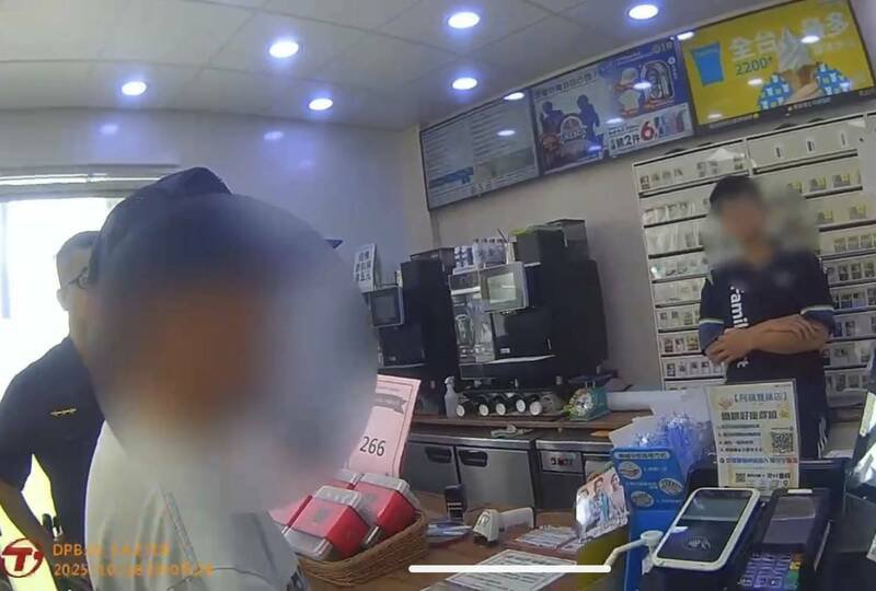萧姓男子误以为可和Hebe交往，到超商买10万点数卡被警方拦阻。（民众提供）