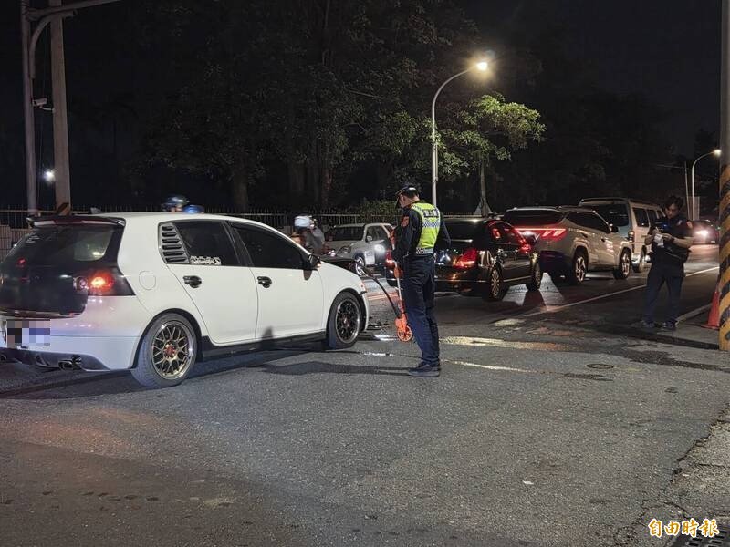 4部车发生连环车祸。（记者王善嬿摄）