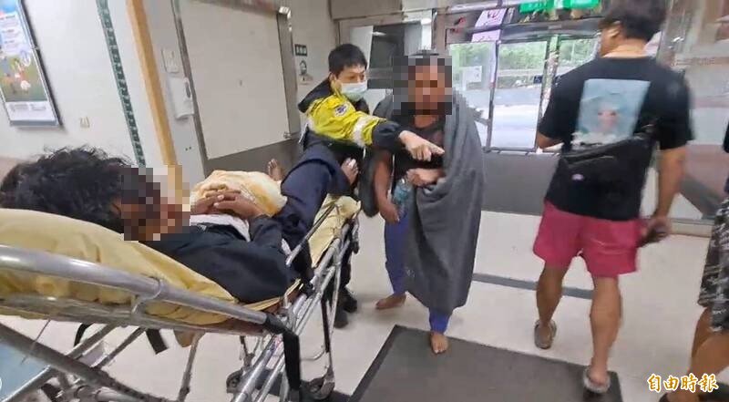 万里捕蟹船「渔山36号」渔船翻覆，2名被救起的外籍渔工送基隆长庚治疗。（记者卢贤秀摄）