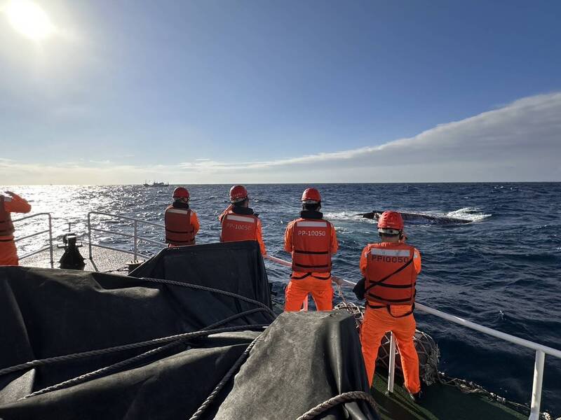 基隆八斗子籍「立发168」号渔船今天下午在富贵角北方24浬作业时翻覆，船上6名船员中有3名船员被附近作业的「立发368号」渔船救起，仍有3名船员下落不明，海巡署派遣巡防艇搜救中。（记者林嘉东翻摄）