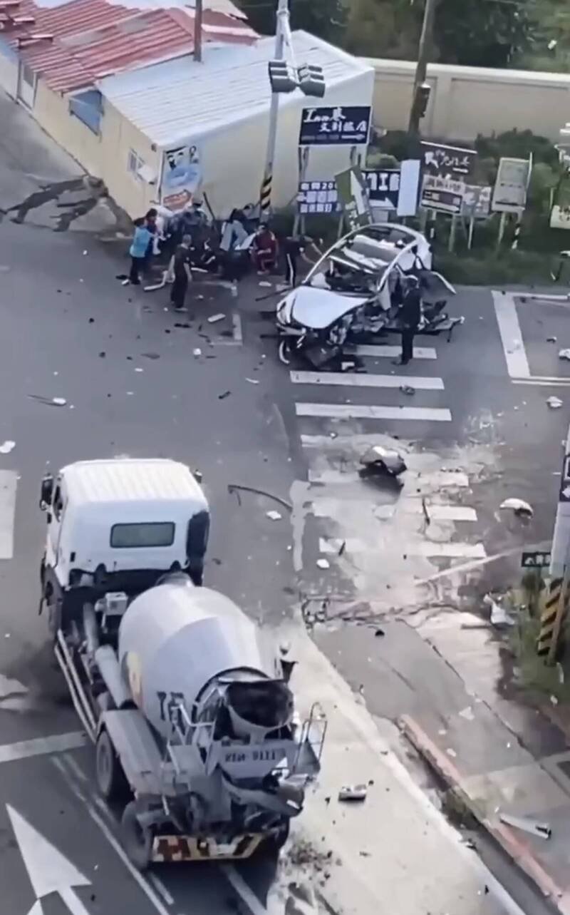 恒春台26线麦当劳路段，下午4时许发生重大车祸意外，1辆特斯拉休旅车撞击1辆搅拌车，载有2大2小的休旅车撞烂，还波及一旁骑机车要送孩子上安亲班的一家人。（民众提供）