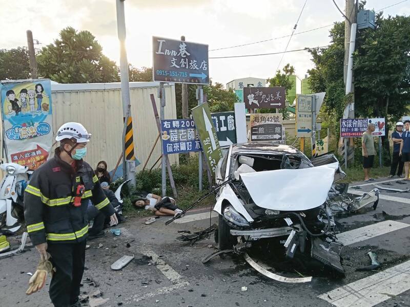 特斯拉撞上水泥搅拌车后，喷飞波及停等的机车。（屏县消防局提供）