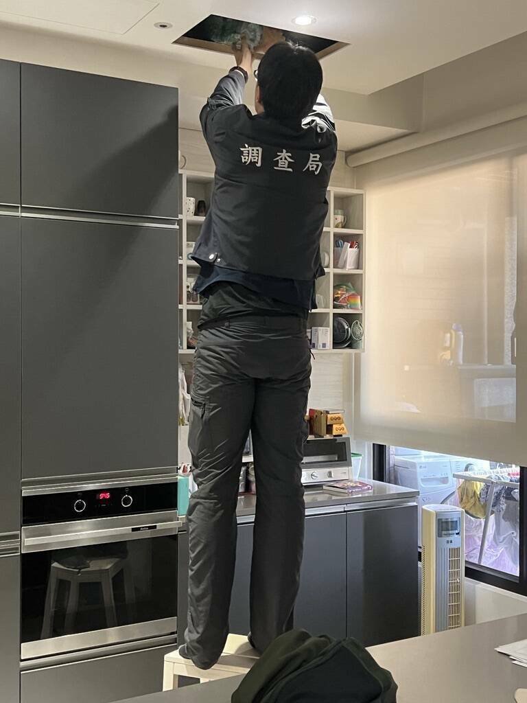 调查员在天花板找到2千多万元。（记者黄佳琳翻摄）