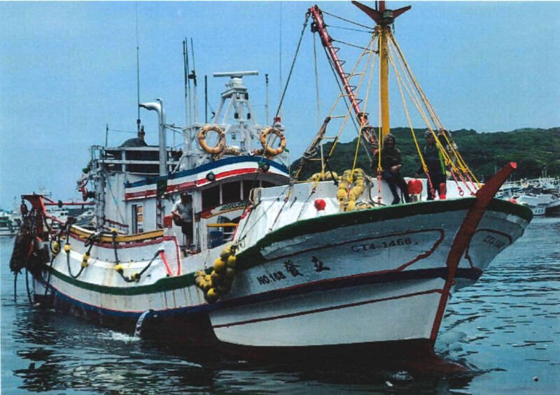 基隆八斗子籍「立发168号」渔船，今在富贵角北方24浬作业时翻覆。（记者林嘉东翻摄）