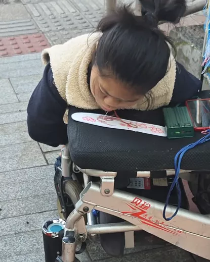 重庆残疾二孩妈妈用嘴绣鞋网友泪崩,当事人回应