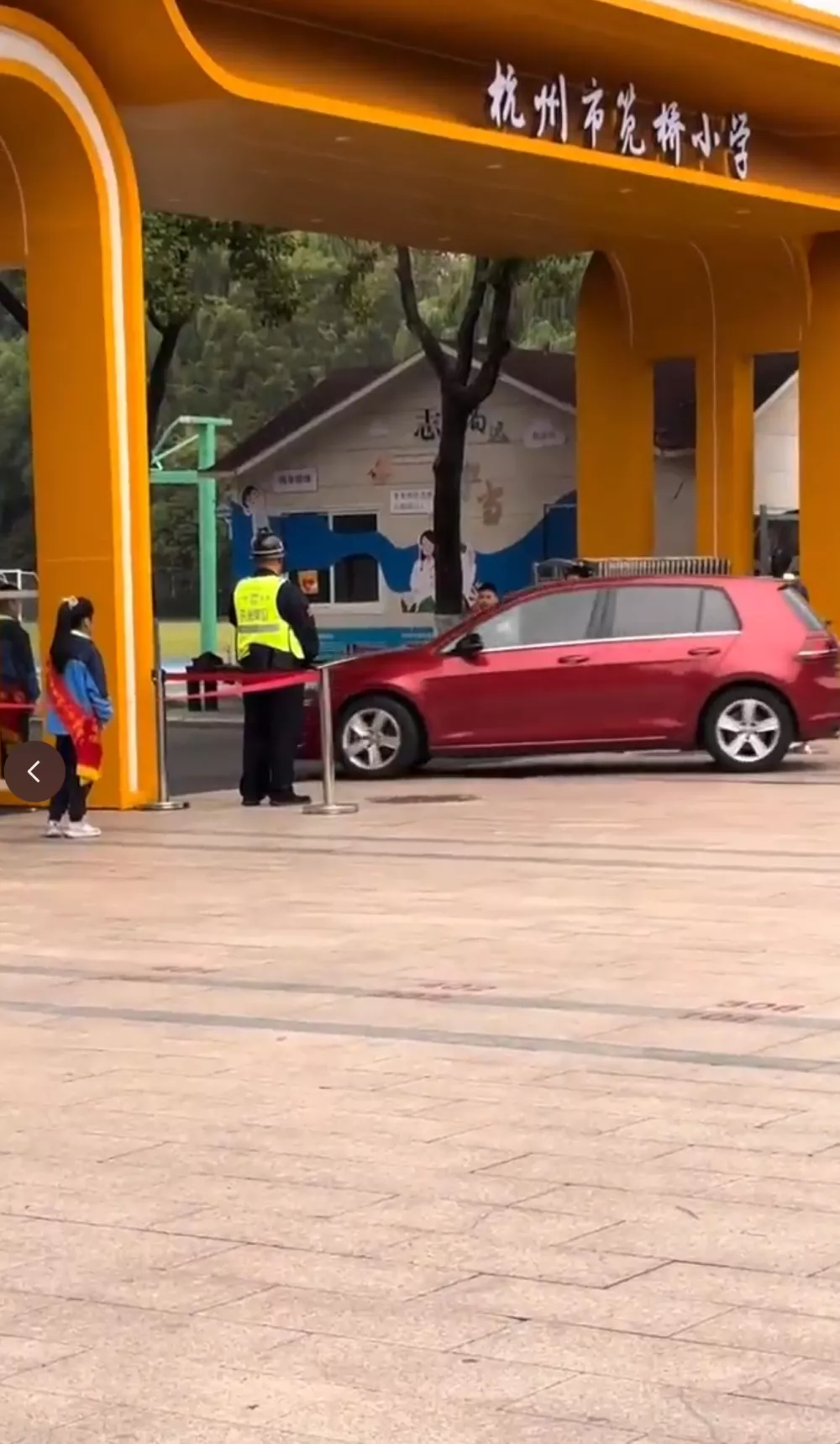 小学校门前学生列队,一遍遍向老师车辆敬礼问好?