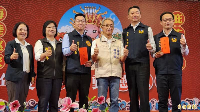 宜兰县南方澳进安宫珊瑚妈祖神像遭洗劫案，警方迅速侦破。代理县长林茂盛（右3）今颁发破案奖金，肯定警方完成不可能的任务。（记者游明金摄）