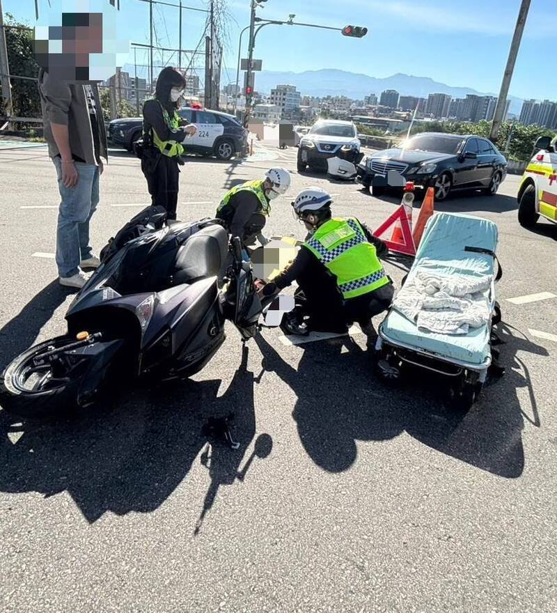 休旅车过弯与机车碰撞，机车骑士惨摔骨折。（民众提供）