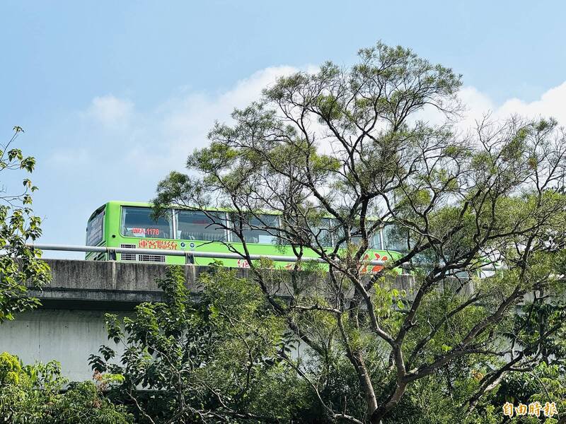 国道3号嘉义竹崎段南下事故全线封闭中。（记者蔡宗勋摄）