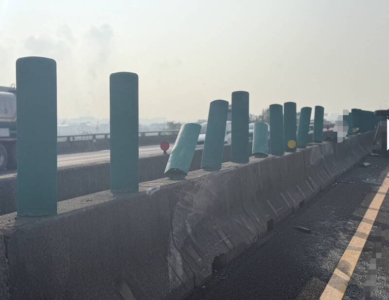 遭追撞的小货车失控偏离车道，遭后方大货车撞击后撞上内侧护栏后侧翻。（读者提供）