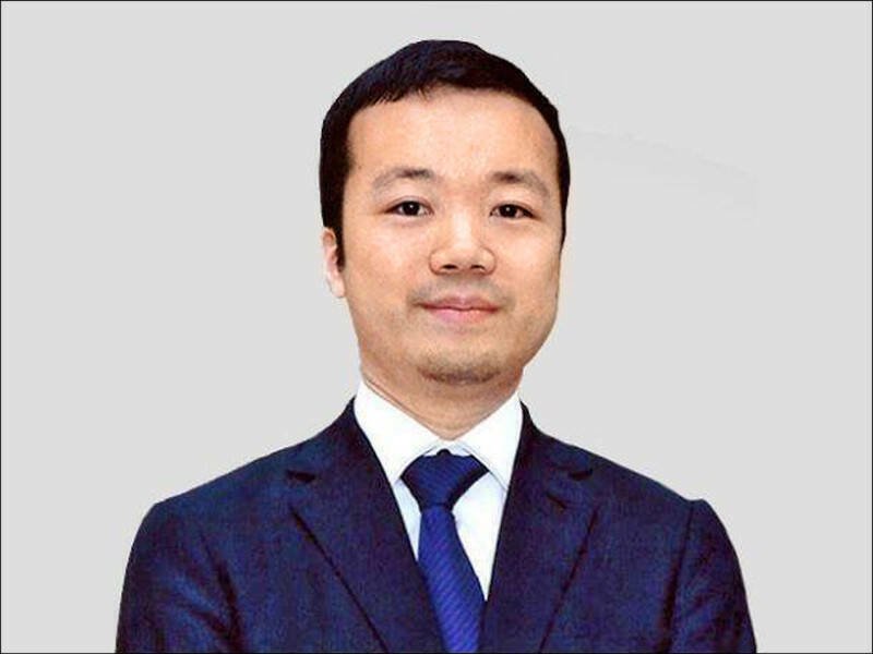 太子集团在台据点近期遭扫荡，法界人士指出，二当家张刚耀「9亿内斗案」为检警调侦办本案的关键拼图之一。图为太子控股集团董事长陈志。（撷取自太子控股集团官网）