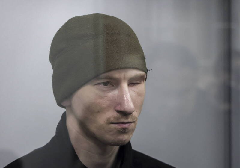 乌克兰法院6日判处1名俄罗斯士兵库拉绍夫终身监禁，罪名是杀害1名乌克兰战俘。（欧新社）