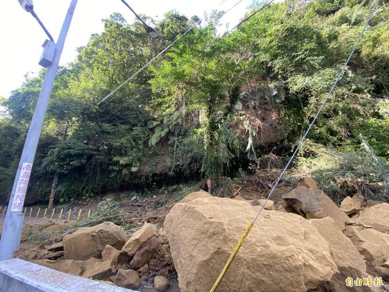 基隆市暖暖区兴隆街通往基隆金宝塔方向，今天下午约下午1点半到2点间，靠山边内侧坡地坍塌，大石头整片掉落，砸到兴隆街柏油路面上碎落一地，所幸无人伤亡。（记者俞肇福摄）