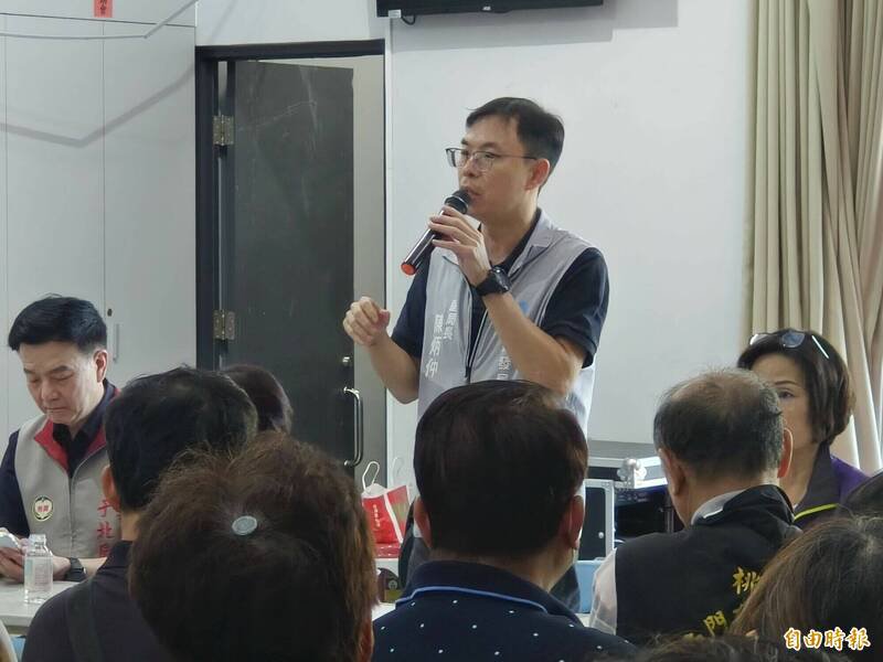 桃园市经济发展局副局长陈炳仲说明南门市场灾后各种重建方案。（记者谢武雄摄）