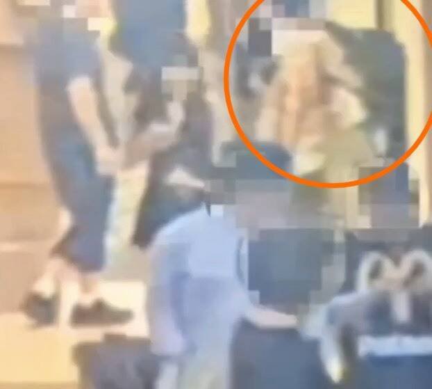 日本官员佐佐木涉嫌偷拍被民众搂住子拦下。（记者刘庆侯翻摄）