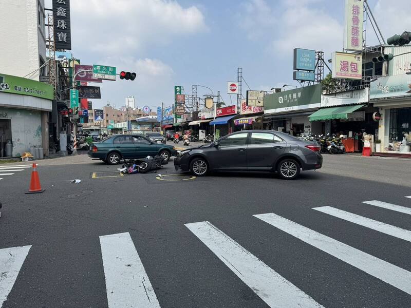 嘉义市新生路与嘉北街口今午发生汽、机车相撞事故。（民众提供）