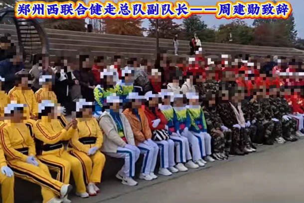 中国人在南韩首尔穿著疑似军装、挥舞疑似五星旗的影片，在韩国社群平台上疯传，引发韩国人反感。（图撷取自抖音）