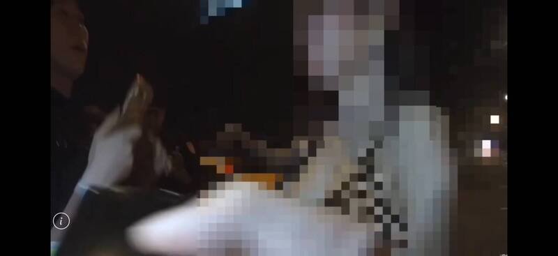 北市信义商圈发生街头斗殴，警方到场了解状况。（记者邱俊福翻摄）