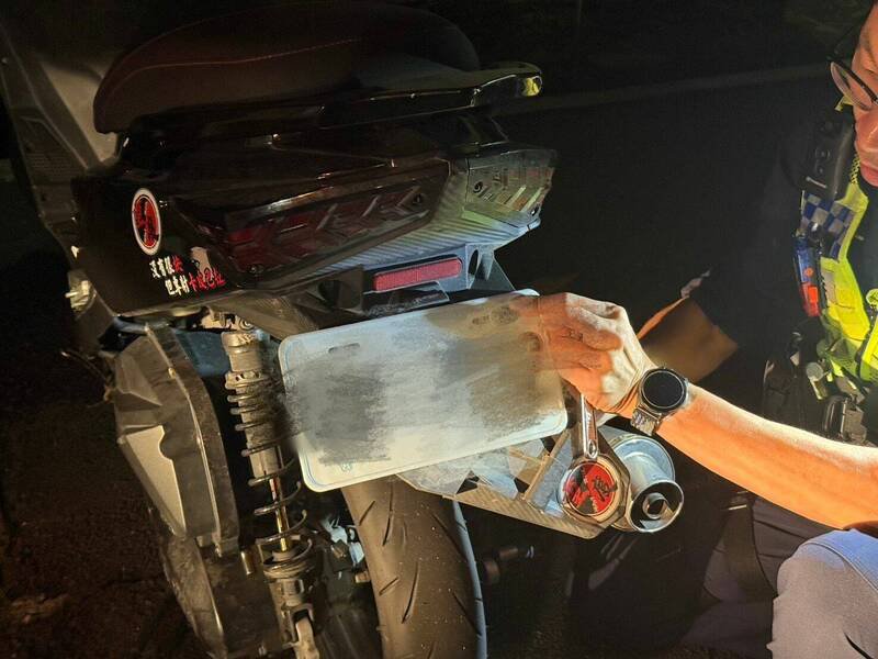 警方卸下假车牌。（记者徐圣伦翻摄）