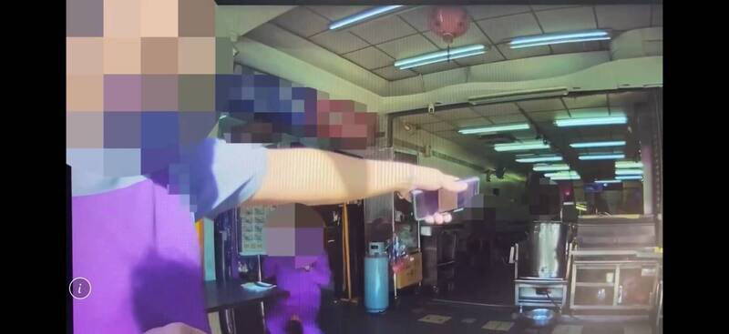 自助餐店向警方报案，警方到场了解相关案情。（记者邱俊福翻摄）