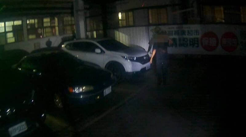 警方在停车场轿车车底揪出王男。（民众提供）