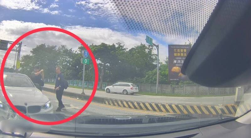 吉安警分局在东华大桥桥头拦截到做案的毒贩。（吉安分局提供）