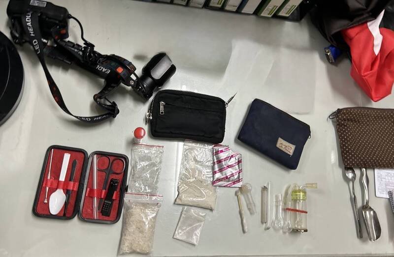 做案的毒贩车上被搜出海洛因、安非他命及吸食器等。（吉安分局提供）