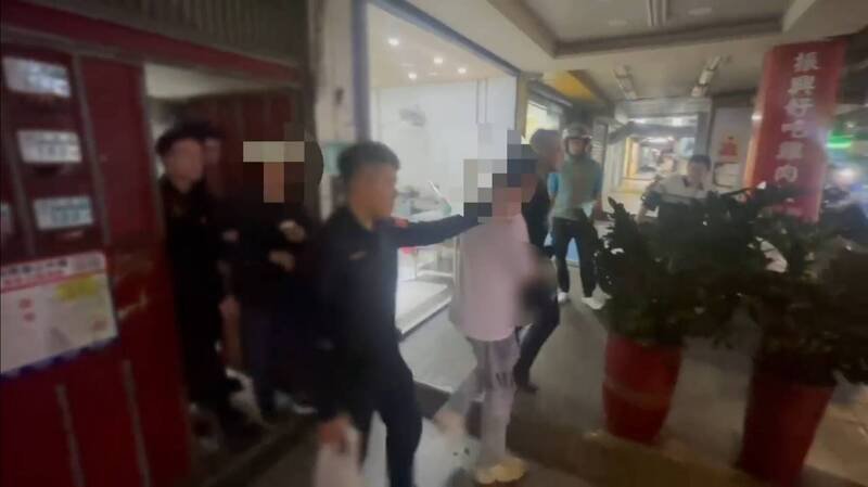 周男等3人被警方移送。（记者徐圣伦翻摄）