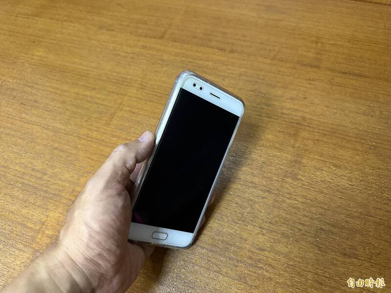 在台南一家康复之家担任辅导老师的R姓男子，涉拿手机偷拍女学员的裸胸照，台南地院对他判刑四月、得易科罚金。（手机示意图，记者王俊忠摄）