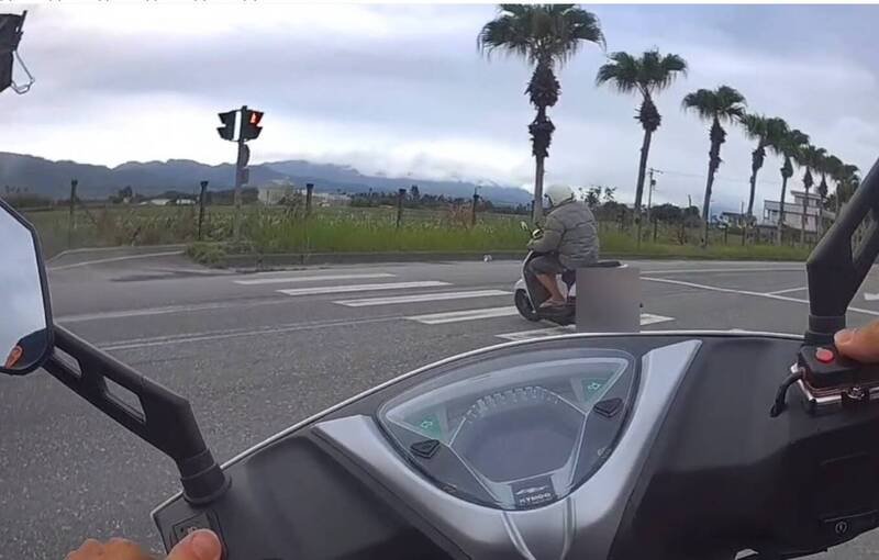 花莲59岁游姓通缉犯6日骑车遭警方拦查，游男拒绝拦检冲撞警方，还亮刀反抗，还持刀抢夺停等红灯的汽车逃逸。（警方提供）