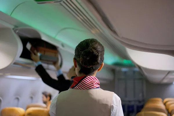 空姐上班一天就被开除，"只是拿了几瓶水"