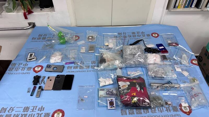 警方在张男租屋处查扣大批毒品。（记者王冠仁翻摄）
<h4>☆少一份毒品就多一份健康，自由时报提醒您远离毒品☆</h4>