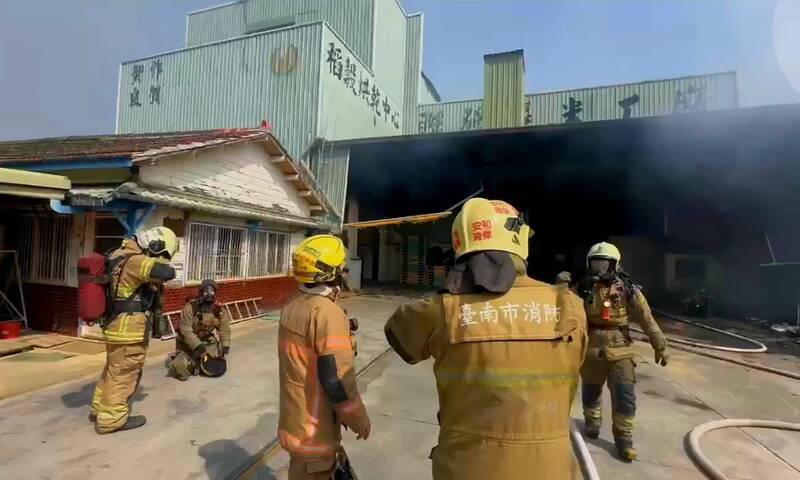 后壁区联发碾米工厂今日中午传出火警，堆放米糠杂物间传1人受困，幸消防人员不到10分钟就赶抵现场将人员救出，没有大碍。（图由民众提供）