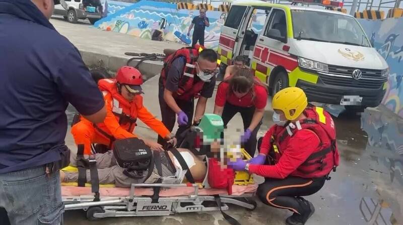 宜兰头城桶盘堀渔港今天下午传出钓客落海，消防局救护人员现场施以CPR急救。（图由读者提供）