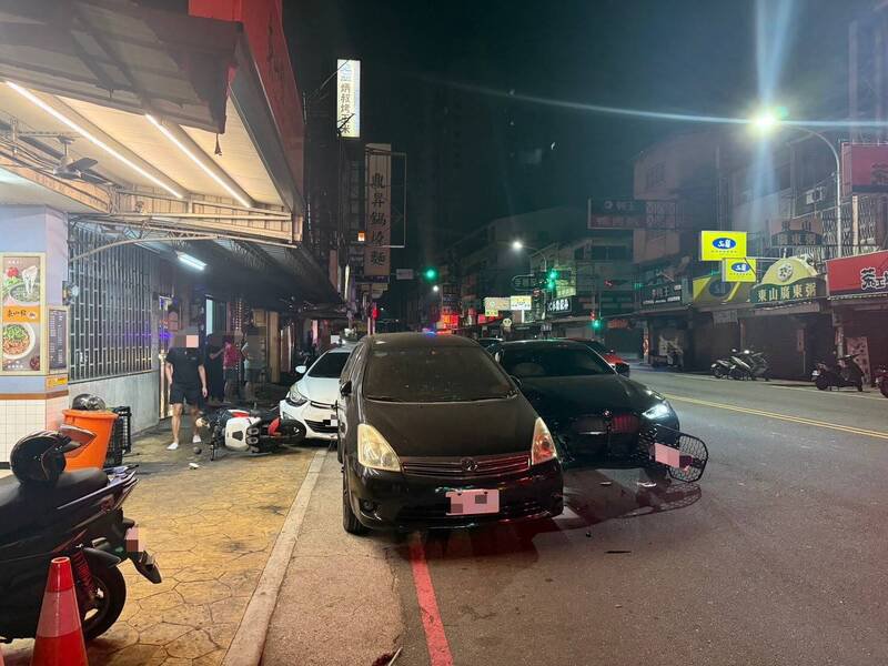 台中沈姓女子，今天凌晨酒后驾车，行经北屯区东山路撞上停在路边的2辆自小客车和1辆机车，讯后依公共危险罪嫌移送。（民众提供）