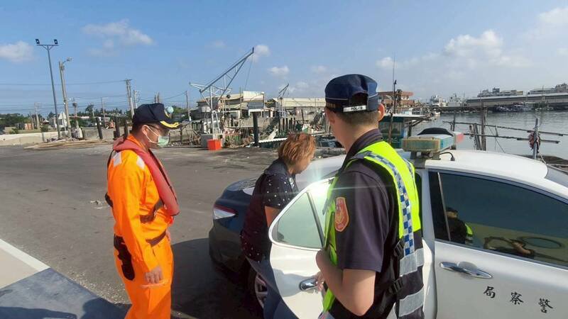 海巡人员将女窃盗通缉犯移交警方。（第四岸巡队提供）