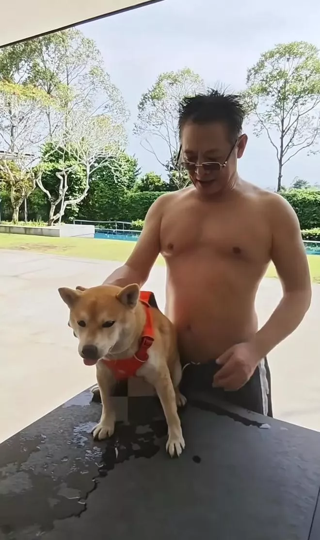 62岁李连杰探班吴京，穿黑色T恤剪寸头精神十足