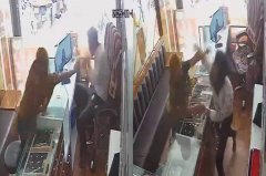 想抢珠宝店反被暴打！印度女子攻击失误「连挨20巴掌」画面曝
