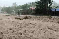 「凤凰」挟17级风扑菲律宾 近百万人紧急撤离