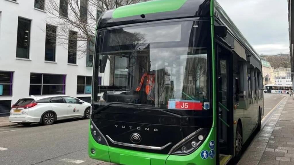 一种宇通的零排放巴士在英国泽西行驶资料图片