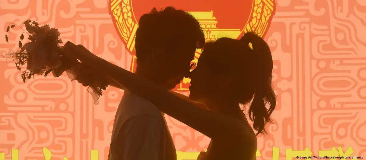 夜店、寺庙也能领证？中国结婚率低得可怕